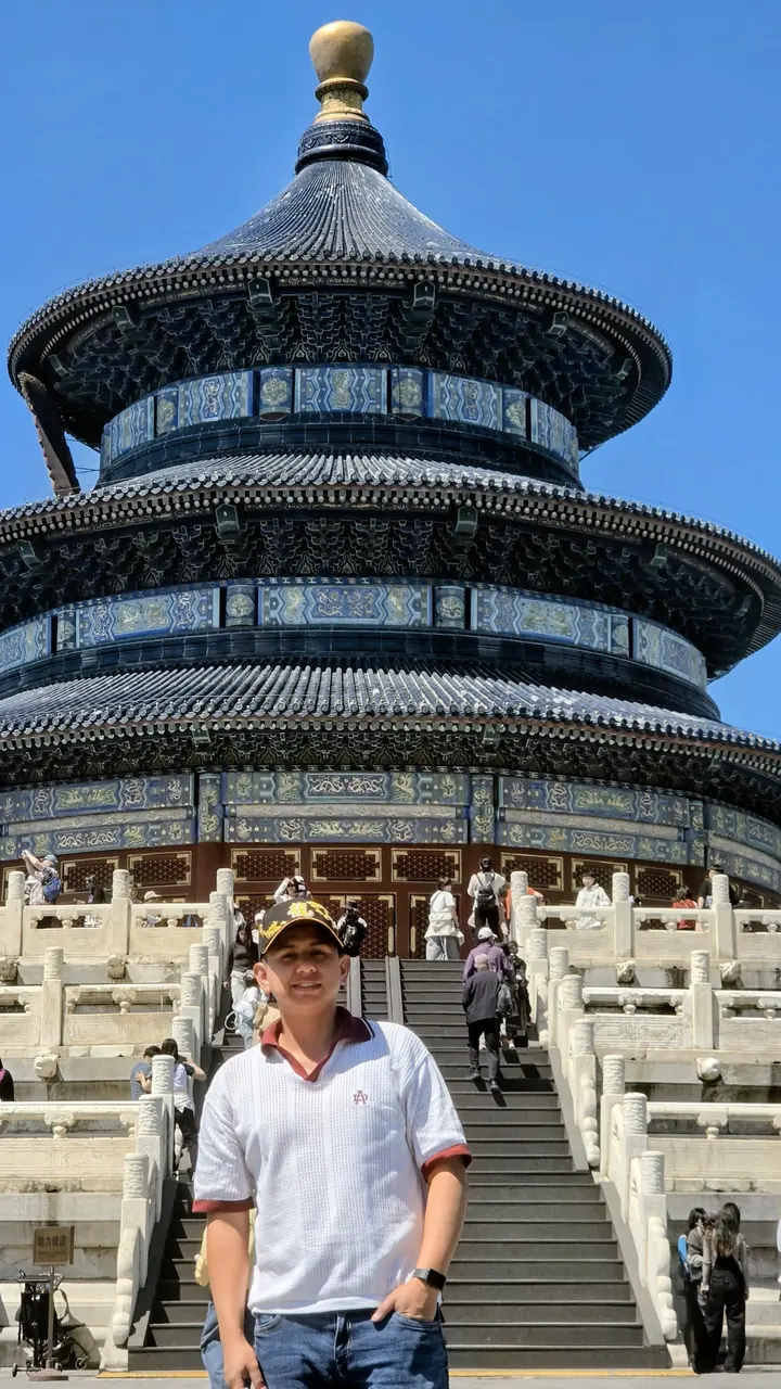 Andrei frente al Templo del Cielo, en Pekín